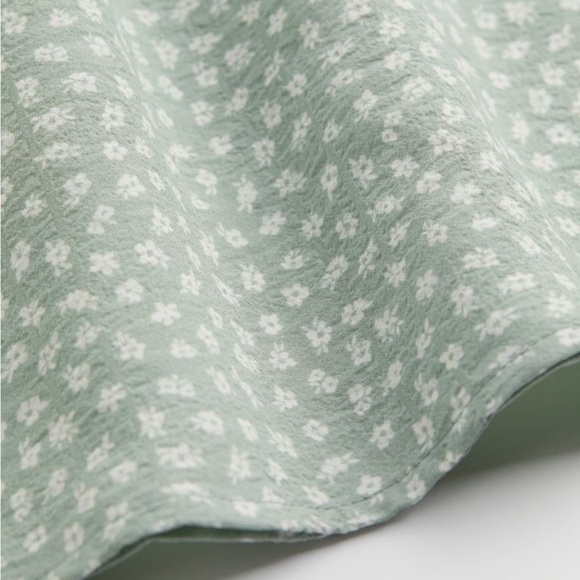 H&M Puff-sleeved Crêped Dress - Picture 2 of 3